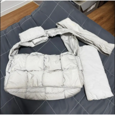 보테가베네타 패딩 카세트백