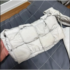 보테가베네타 패딩 카세트백